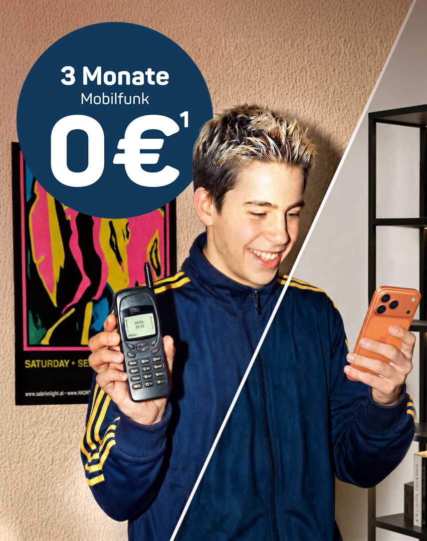 Junge mit einem alten Handy und einem modernen Smartphone